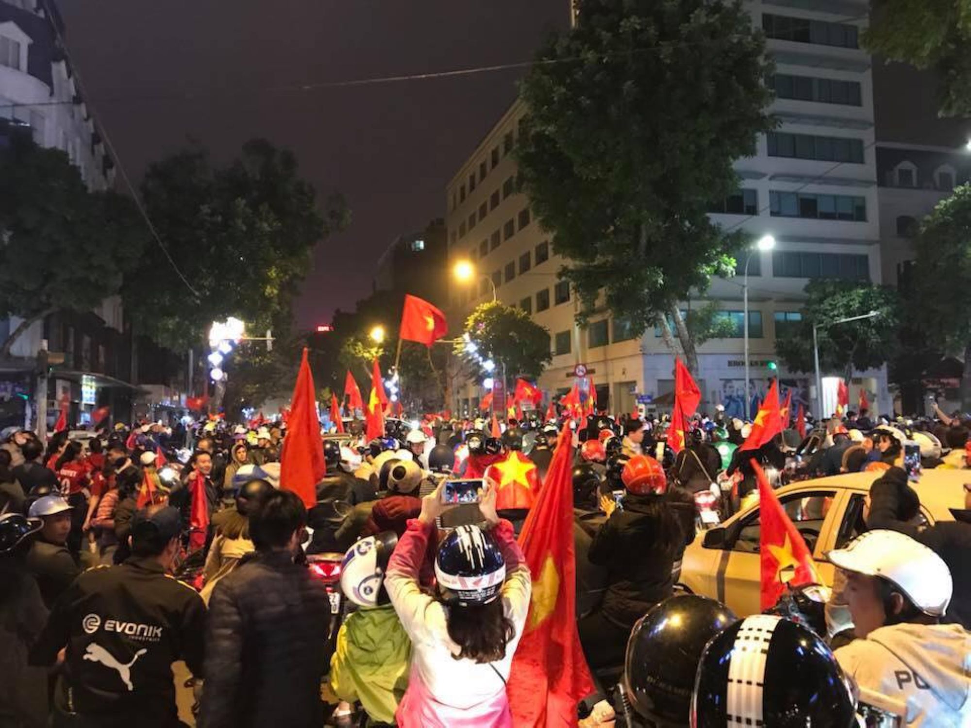 Người dân đổ ra đường ăn mừng sau chiến thắng của U23 Việt Nam