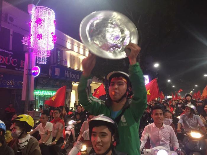 “Cười rơi hàm” với những kiểu ăn mừng chiến thắng U23 của người Việt