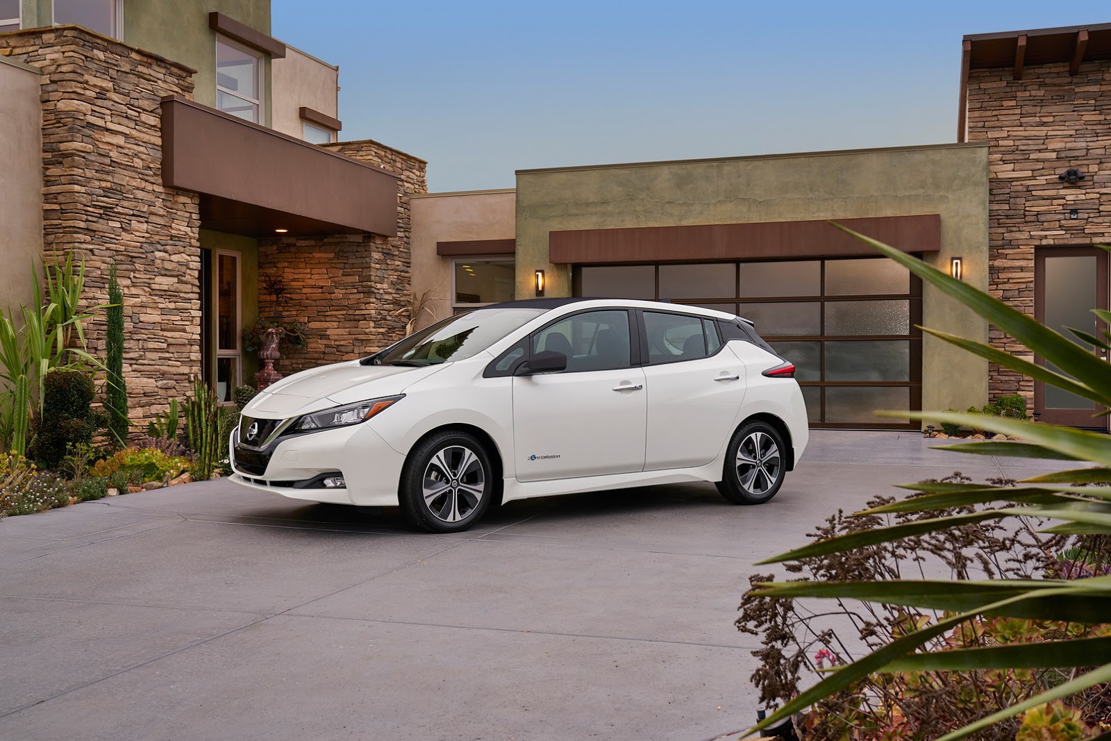 Nissan Leaf cho khách hàng tự “dựng” xe