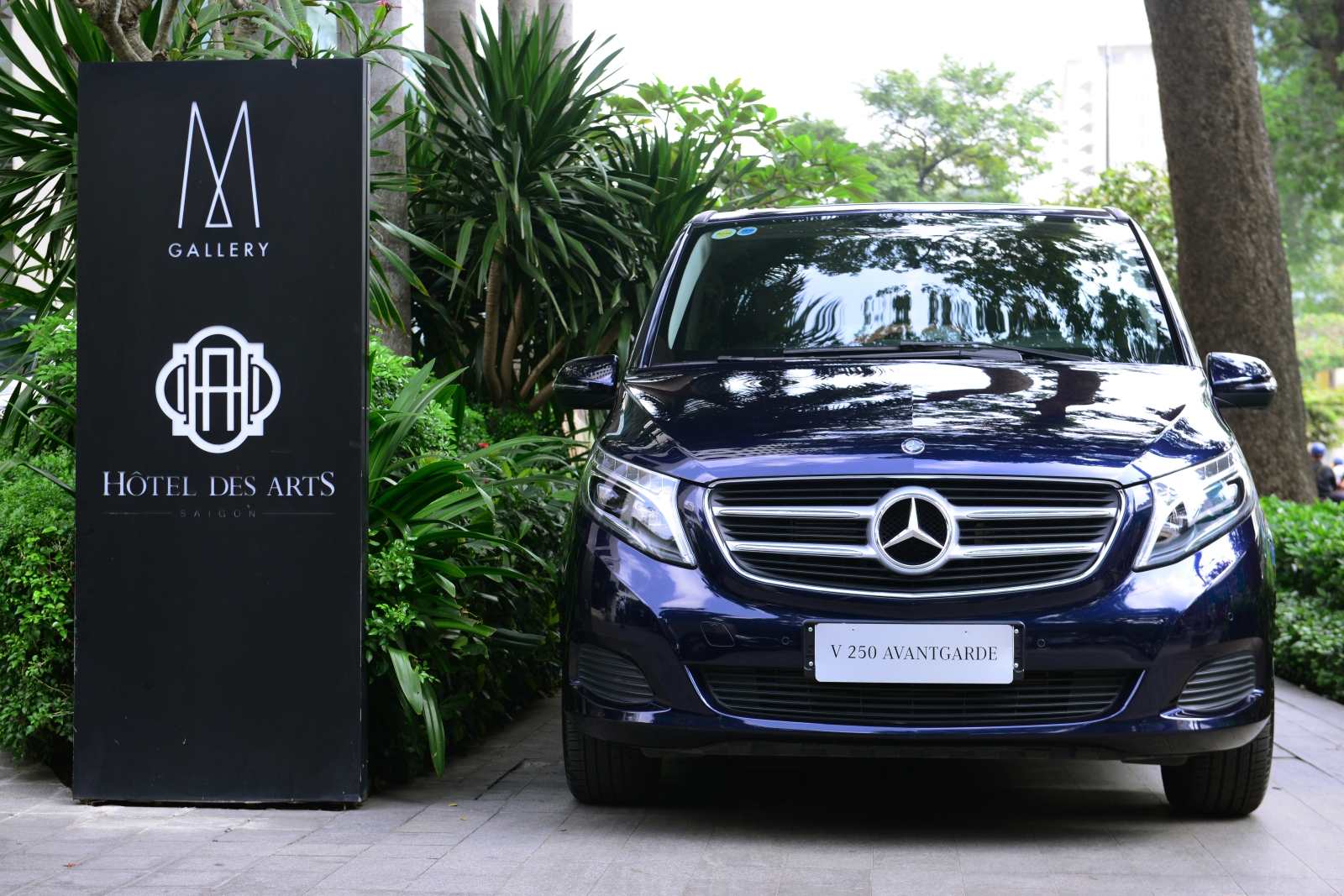 Mercedes giao xe 7 chỗ an toàn 5 sao cho khách đại gia Sài Gòn