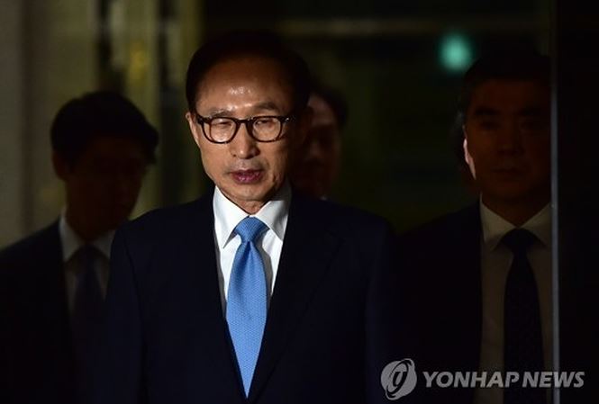 Hàn Quốc bắt giữ cựu tổng thống Lee Myung Bak