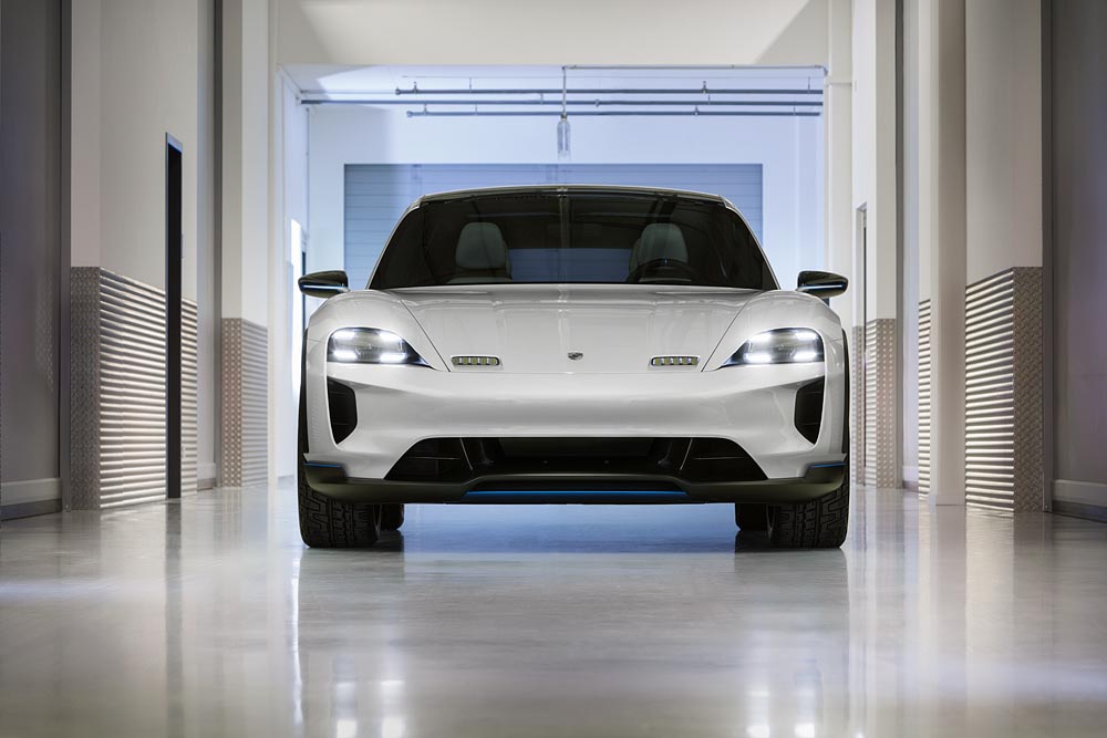 Porsche Mission E Cross Turismo: Xe điện thể thao cạnh tranh với Tesla