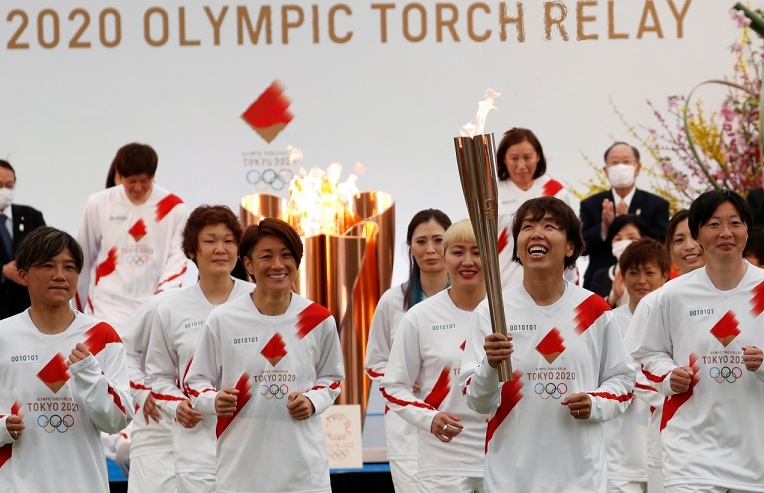 Trang phục người cầm đuốc Olympic Tokyo 2020 làm từ chai tái chế
