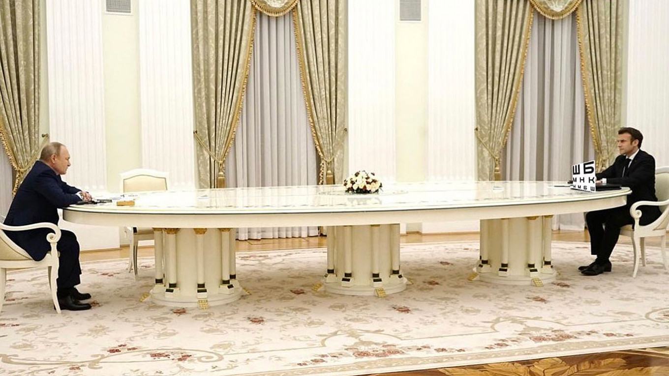 Tranh cãi “bản quyền” về chiếc bàn nổi tiếng trong điện Kremlin