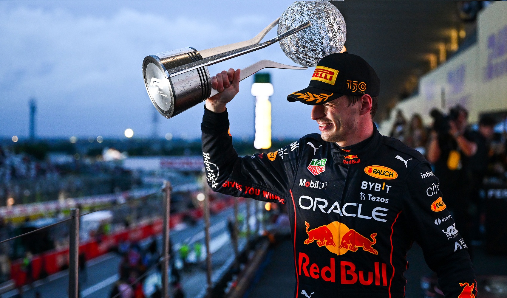Max Verstappen bất ngờ vô địch F1 sớm 4 chặng đua