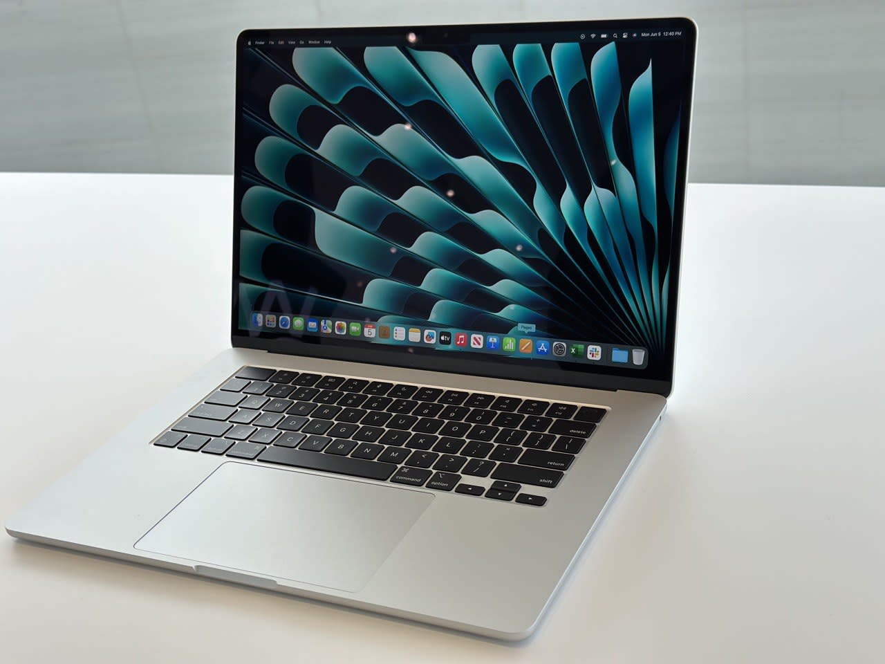 Apple ra mắt laptop 15 inch mỏng nhất thế giới