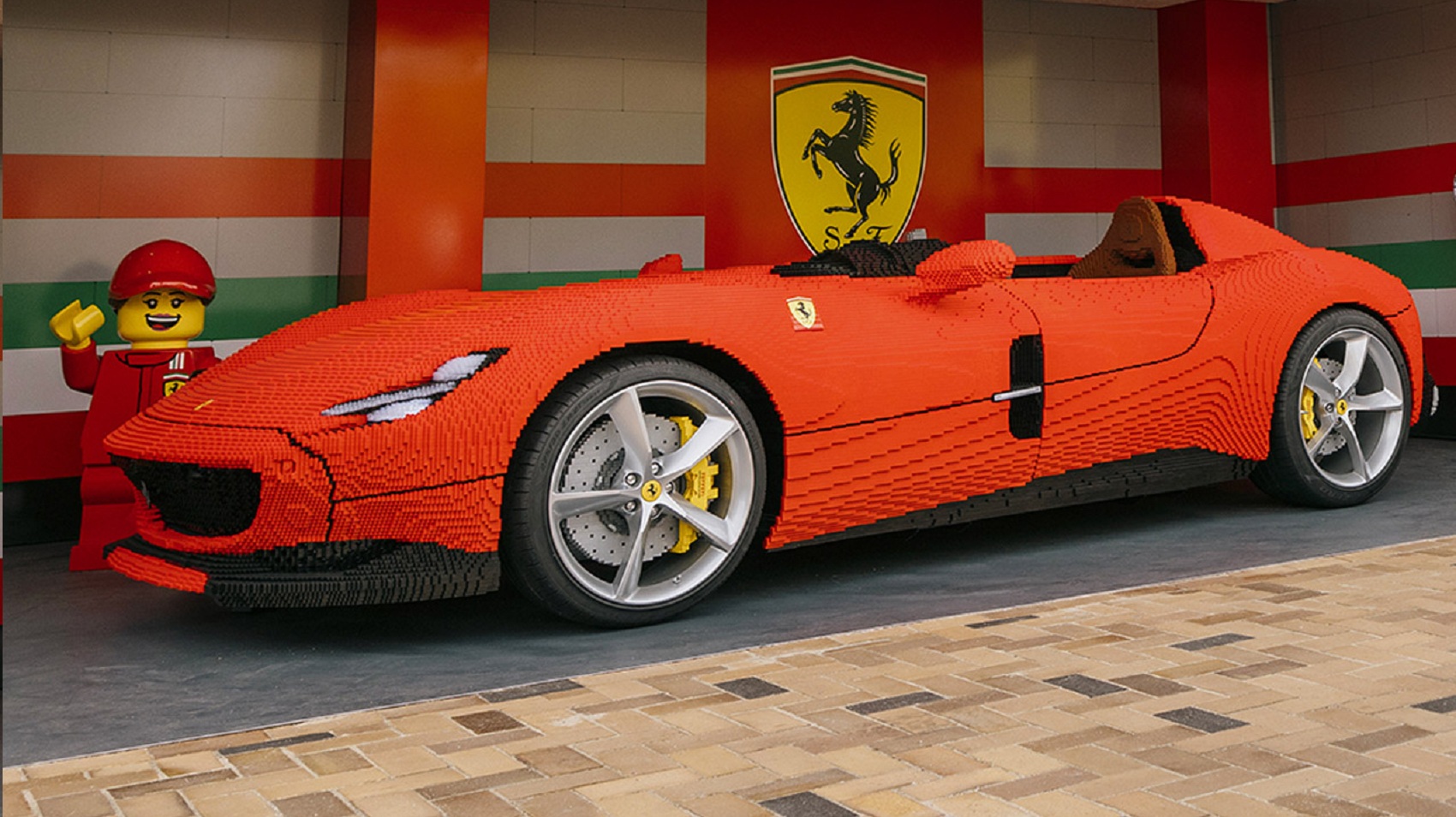 Ferrari Monza SP1 phiên bản LEGO với kích cỡ thật