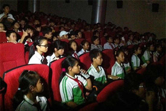 Học sinh được huy động đến xem phim “nóng” ủng hộ Liên hoan phim