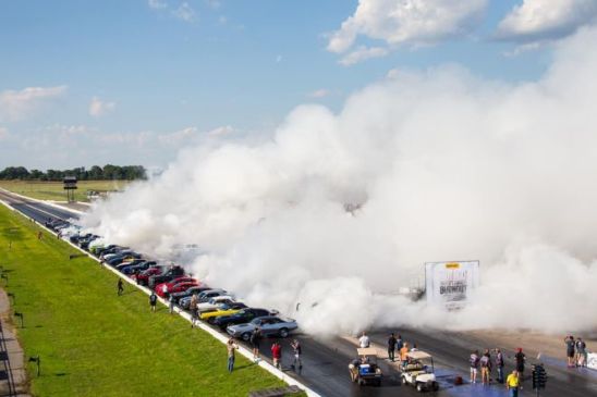 114 chiếc ôtô cùng đốt lốp xô đổ kỷ lục thế giới