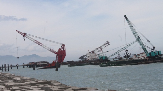 Nhà thầu TQ thuê tàu hút sông hồ nạo vét cảng biển VN