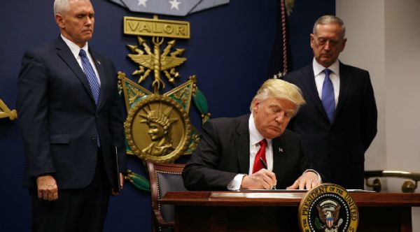 Tòa án chặn khẩn cấp lệnh cấm nhập cư mới của Trump