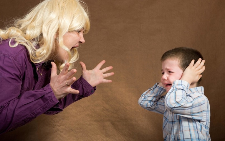 4 hành động của cha mẹ có thể gây tổn thương con mà không hề biết
