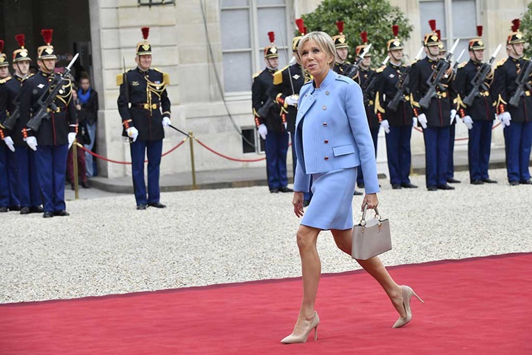 Tân Đệ nhất phu nhân nước Pháp phá cách thời trang chính trị