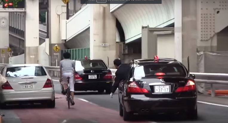 Ngạc nhiên với đoàn hộ tống Thủ tướng Nhật cúi chào người đi xe đạp nhường đường