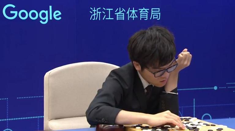 Kỳ thủ cờ vây số 1 thế giới bật khóc khi thua trắng AlphaGo