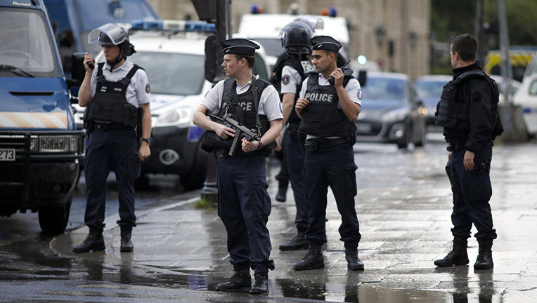 Cảnh sát Pháp bị khủng bố trước nhà thờ Đức Bà Paris