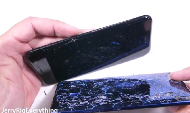 HTC U11 “vỡ mặt” khi bị bẻ cong