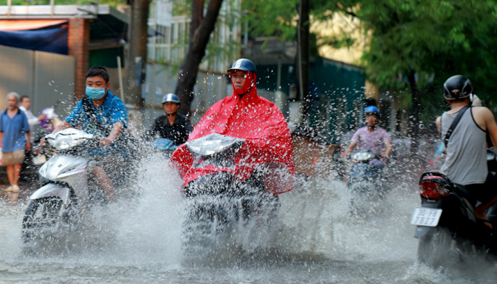 Mưa dông diện rộng trên cả nước, Hà Nội chuẩn bị đón mưa