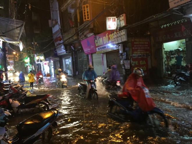 Nội thành Hà Nội ngập nặng sau cơn mưa tối ngày 7/7