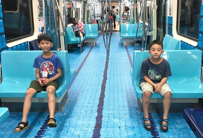 “Bể bơi, sân cỏ” xuất hiện trên… tàu điện ngầm tại Đài Loan