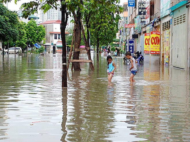 Người Hà Nội bì bõm lội nước sau mưa lớn