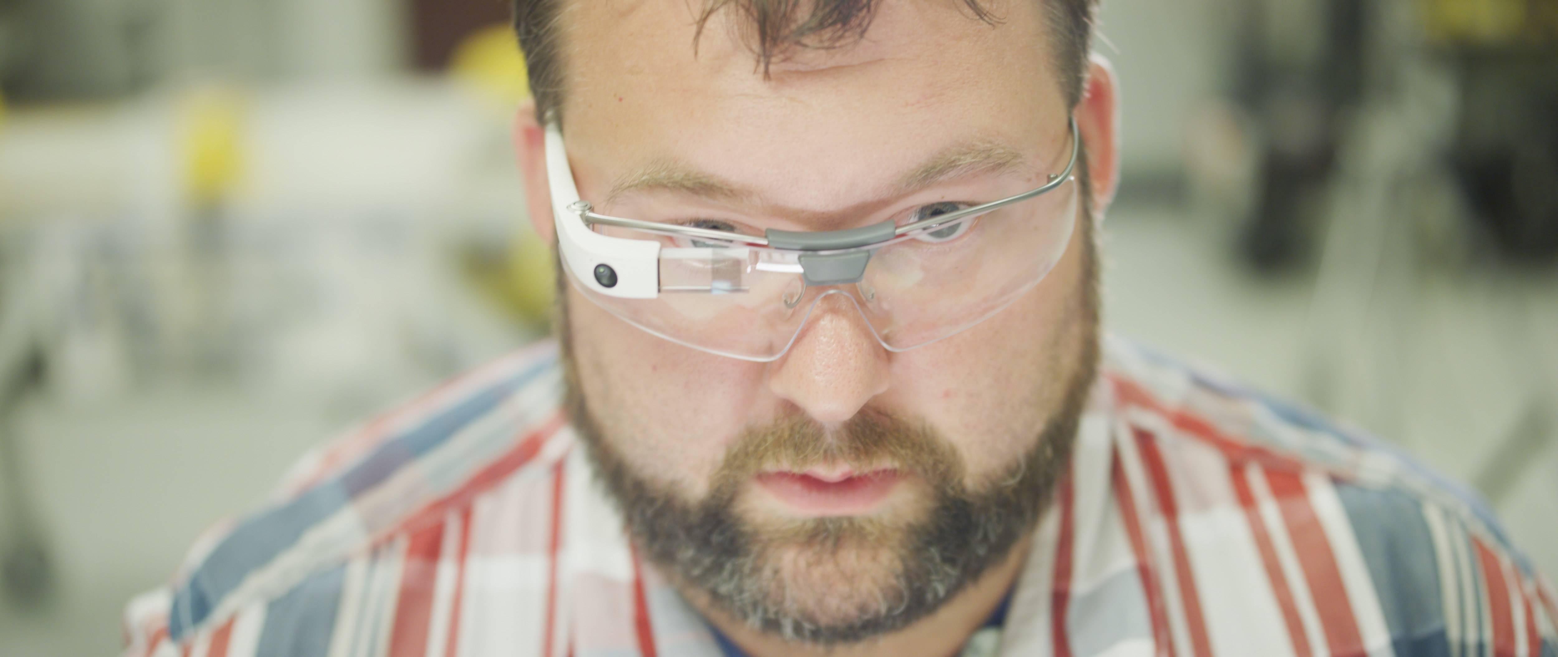 Google Glass bất ngờ tái xuất với phiên bản dành cho doanh nghiệp