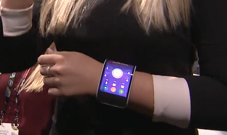 Lenovo trình diễn điện thoại uốn dẻo có thể đeo vào cổ tay