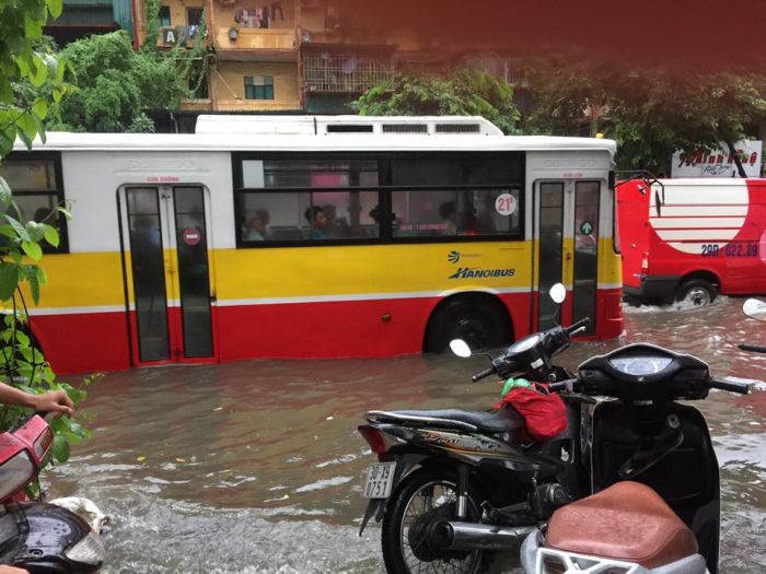 Hàng loạt tuyến phố Hà Nội lại ngập úng sau mưa lớn
