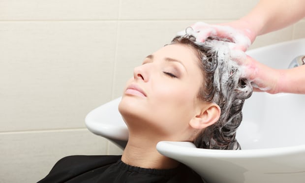 “Hội chứng làm đẹp”: nguy hiểm tiềm ẩn trong những salon tóc