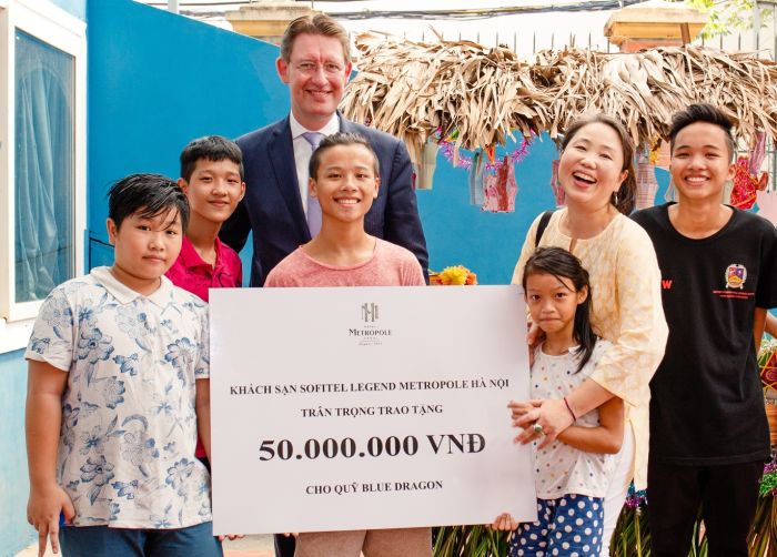 Khách sạn Metropole Hà Nội trao tặng quà cho trẻ nhỏ khó khăn nhân dịp Trung thu