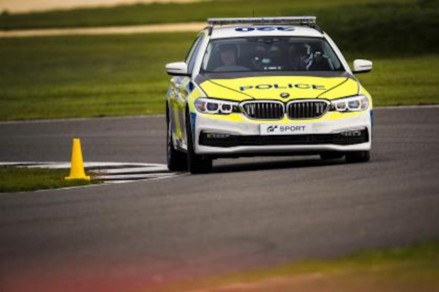 Cảnh sát Anh luyện kỹ năng lái xe qua trò chơi điện tử