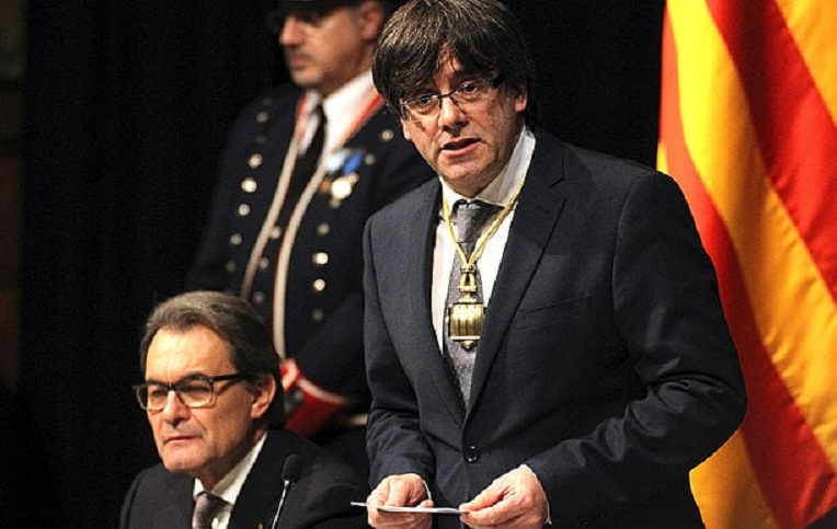 Catalonia ra tuyên bố cứng rắn trước tối hậu thư của Madrid