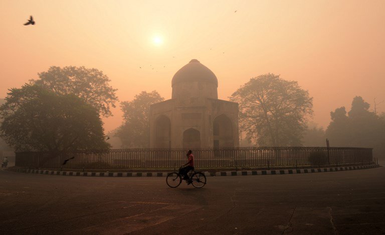 Thủ đô Ấn Độ “chìm” trong bụi độc sau lễ hội ánh sáng