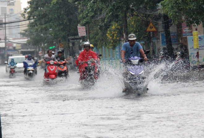 Hà Nội bớt ấm, Sài Gòn mưa lớn, Nghệ An nguy cơ sạt lở