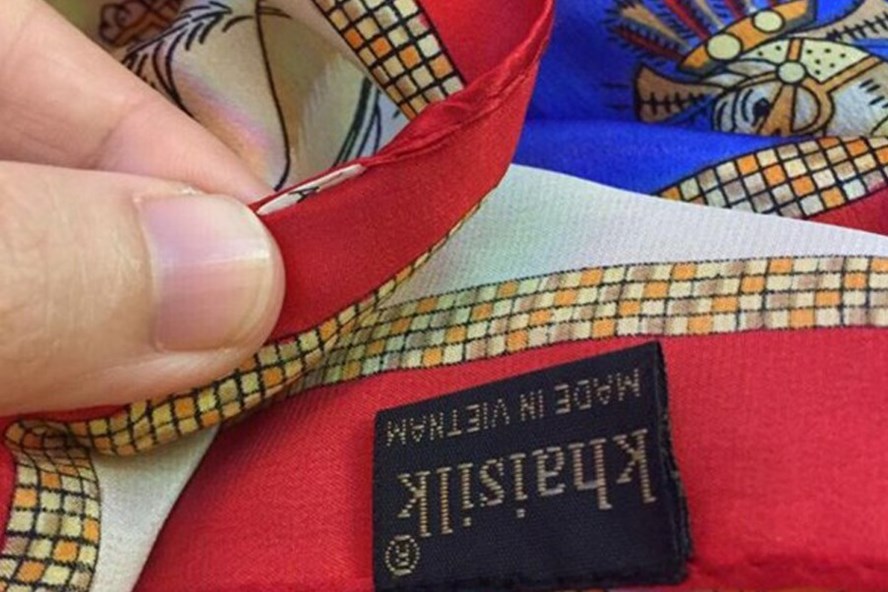 Khaisilk: “Tôn vinh lụa Việt” bằng những chiếc khăn “Made in China”