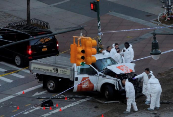 Tấn công khủng bố bằng xe bán tải khiến 8 người chết tại Mỹ