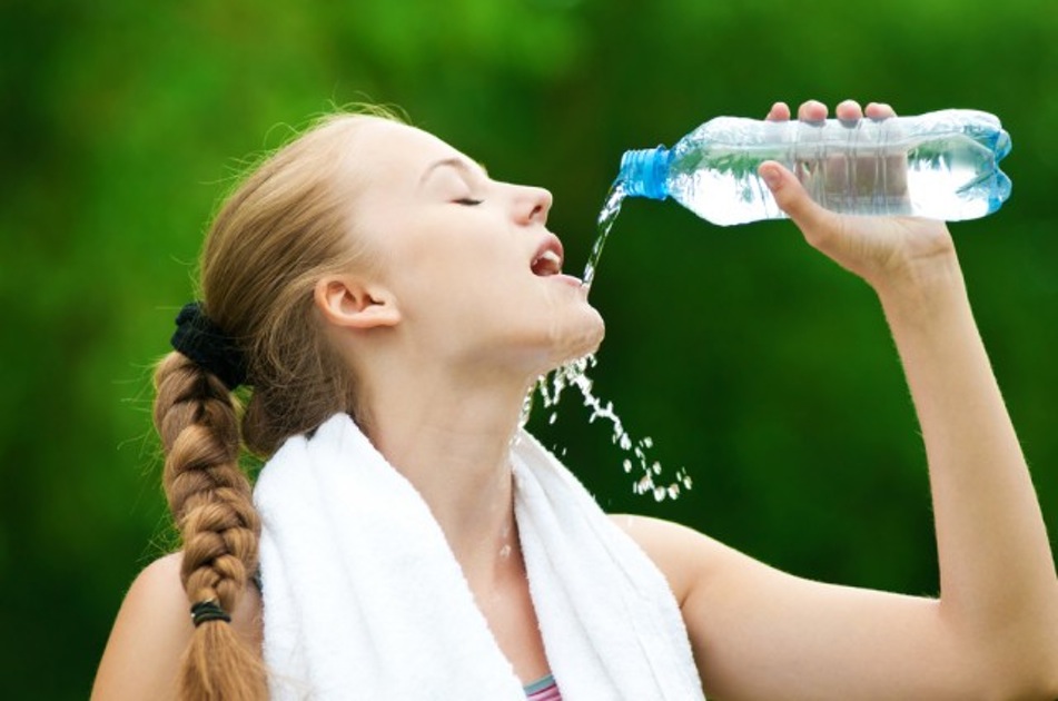 Uống quá nhiều nước trong ngày ảnh hưởng tới sức khỏe thế nào?