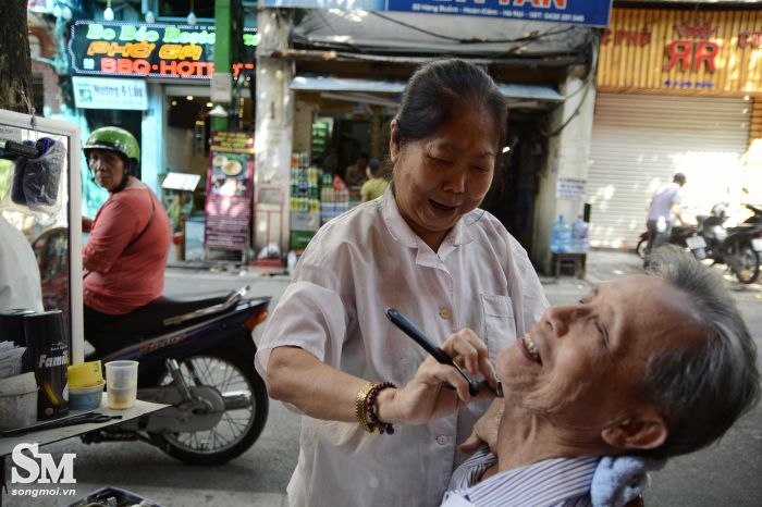 “Tiệm tóc” vỉa hè của bà lão 80 tuổi trên phố cổ