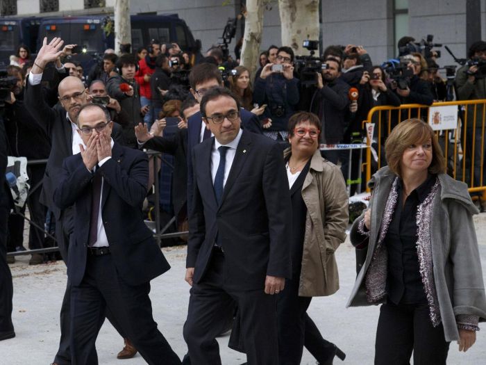 Tây Ban Nha bắt giữ 8 thành viên chính quyền Catalonia