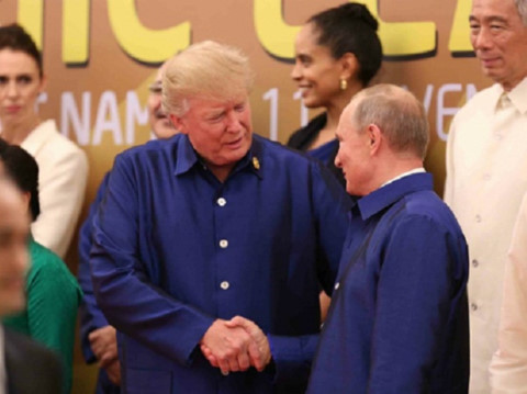 Ông Trump và ông Putin vui vẻ bắt tay khi chụp ảnh tại APEC