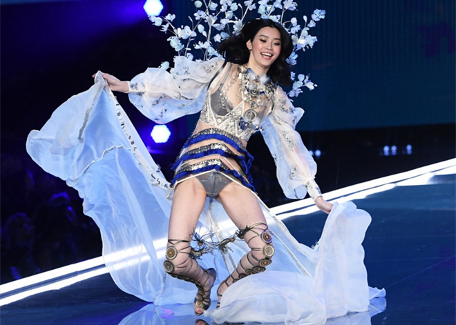 “Thiên thần” Trung Quốc ngã sấp mặt trong show diễn Victoria’s Secret
