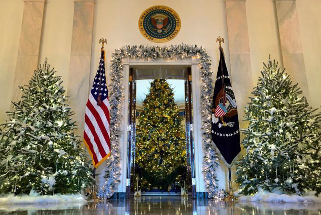Melania Trump trổ tài trang trí Nhà Trắng trước lễ Giáng sinh