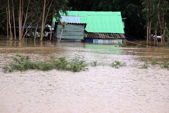 Gần 29.000 hộ dân miền Trung ngập trong lũ lụt 