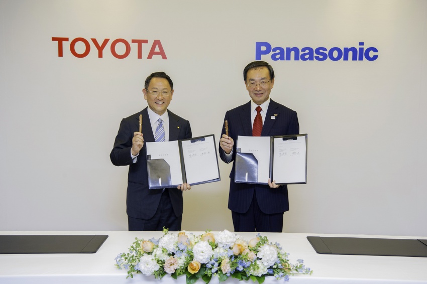 Toyota và Panasonic hợp tác phát triển pin cho xe điện