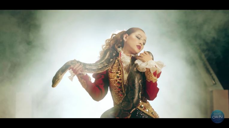 “Miss Showbiz” Chi Pu “dằn mặt” antifan trong MV mới