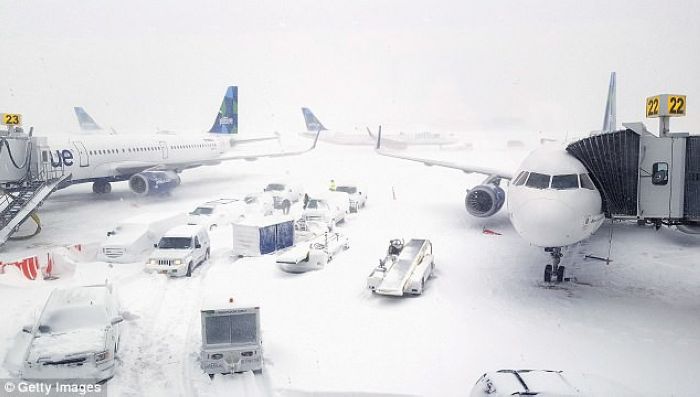 Nước Mỹ chìm trong bão tuyết, hơn 4.000 chuyến bay bị hủy