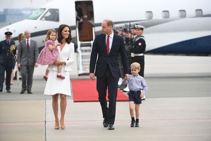 Vì sao hoàng tử William luôn nắm tay con trai?