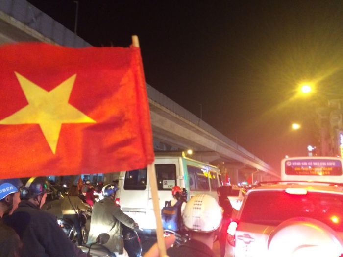 Người Hà Nội đổ ra đường ăn mừng chiến thắng không thể tin nổi của U23 Việt Nam