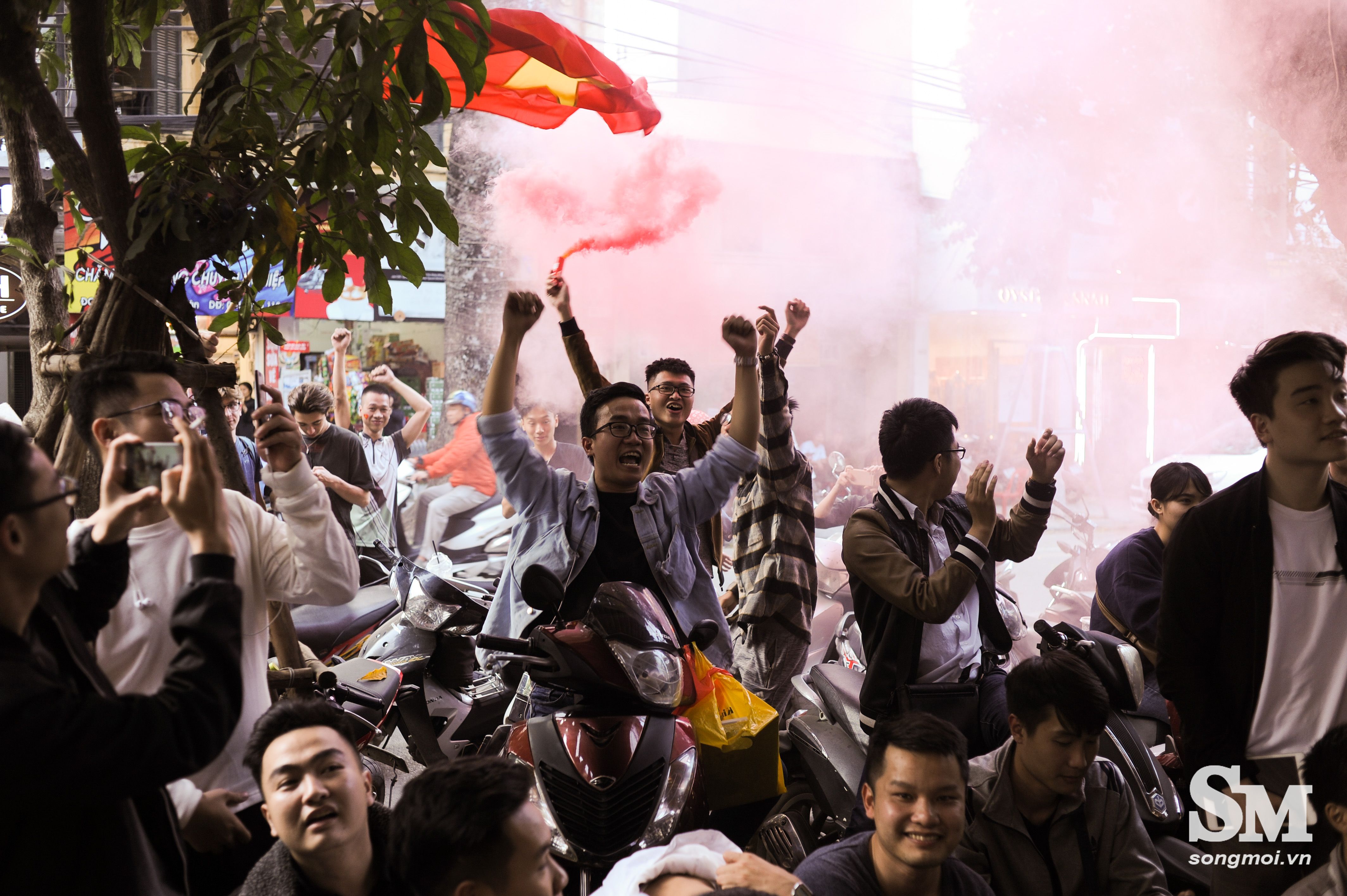 Hàng nghìn cổ động viên vỡ òa trong cảm xúc khi U23 Việt Nam làm nên chiến thắng lịch sử lần thứ 2