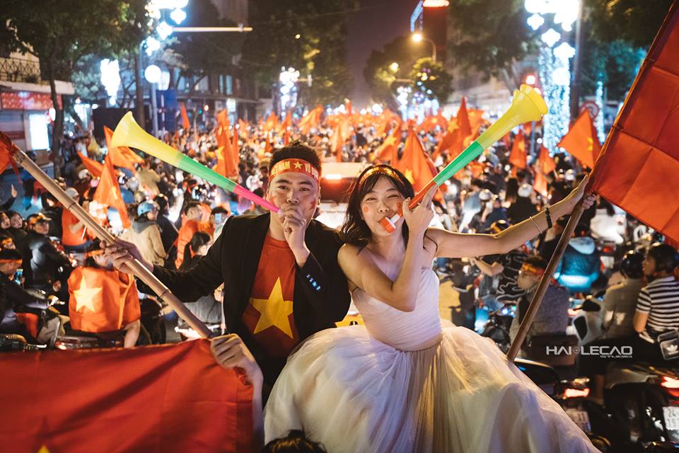 Cặp đôi chụp ảnh cưới ăn mừng chiến thắng U23 Việt Nam